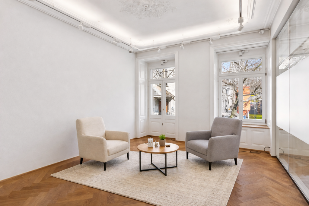 Praxisraum mit Sesseln und Beistelltisch